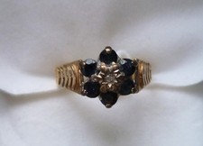 LADIES 9CT YELLOW GOLD RING WITH CENTRAL CLEAR STONE WITH BLUE STONES  SIZE I