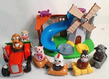 Hasbro Weebles Weebledown Farm with 6 Weebles & Wobbily Tractor