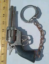 VINTAGE Keyring Metal Key ring Victory style toy gun Cowboy gun wild west USA 