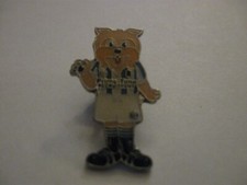 RARE OLD HUDDERSFIELD TOWN FOOTBALL CLUB (202) METAL PRESS PIN BADGE