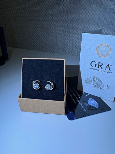 Round moissanite crescent stud - round,