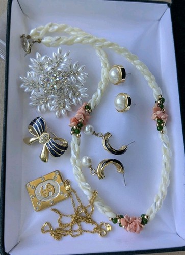 Vintage costume jewelry lot - costume,