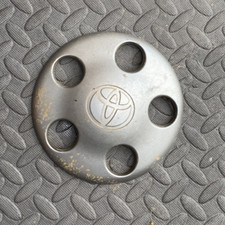 Used Toyota 5 Stud Center Cap RAV4 ? 1 of 3