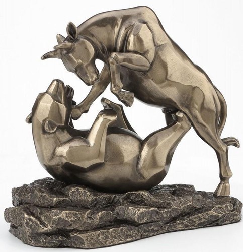 Bull and bear fighting bronze - bear,