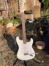 SQUIER by FENDER STRATOCASTER