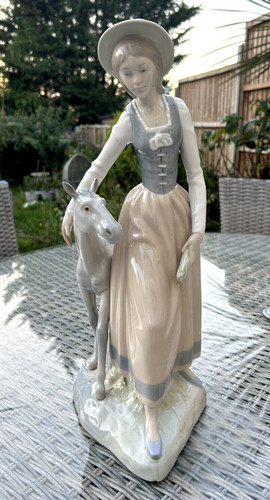 Zaphir 584 feeding - (lladro),
