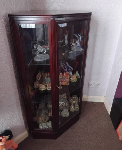 Corner wood glass display - &,