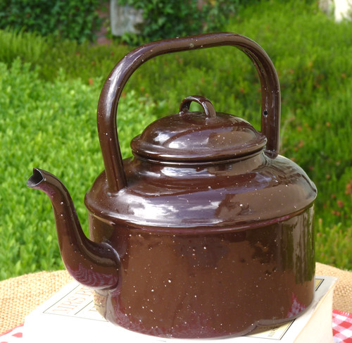 Brown enamel kettle country - brown,