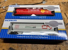 Pair of bachmann cylindrical grain hopper wagons
