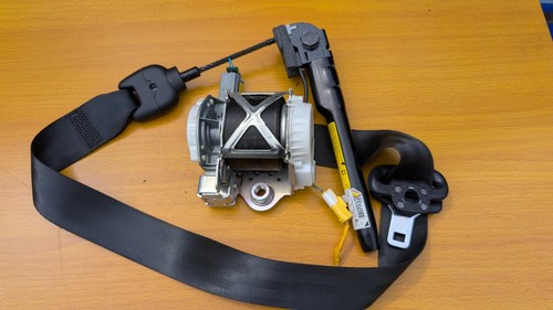 Fiat 500 front seat belt - front,