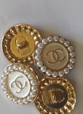 Chanel  Button Set of 4 Size 23 mm Round White,  Pearl And Gold Tone Metal