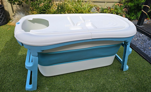 Folding bath tub - with, legs