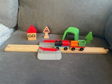 wooden train track set/level crossing , tunnel and accessories (1