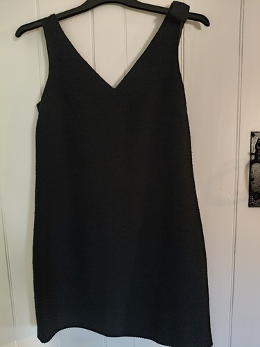 Little black dress neck - black, v