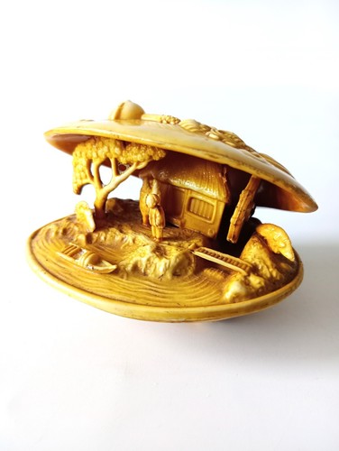 Celluloid clam shell - shell, diorama