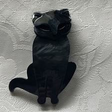 Cat brooch in the style of Lea Stein.