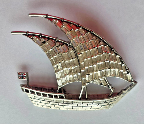 Butler wilson brooch - &,