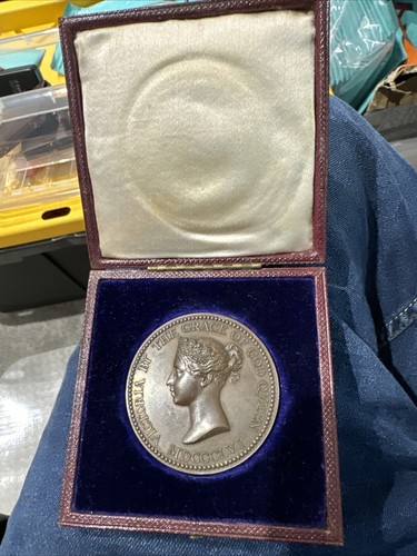 Queen victoria bronze - victoria,