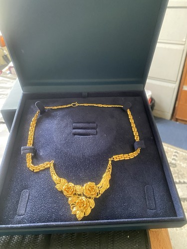 22ct gold chain and rose - and,