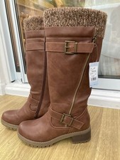 Pavers ladies long knee high tan boots, size 7, 40. Side zip. Knit cuff detail. 