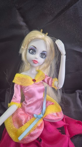 Once upon zombie cinderella - once,