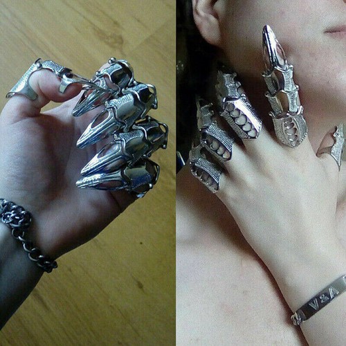 Full finger ring claw skull - full,