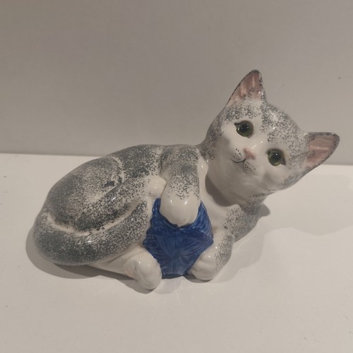 Staffordshire cat figurine - staffordshire,