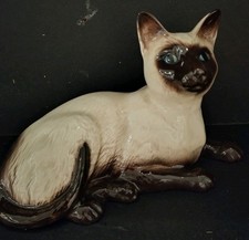 Beautiful Beswick Siamese Cat Lying Down Figurine Gloss Finish No 1559