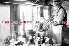 CO 1149 - Man Carving