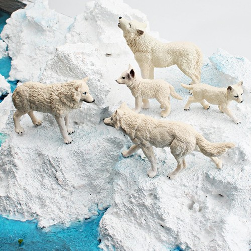 Pieces wolf toy figurines - 5,