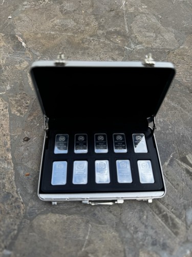 Bullion case holds 10 - case, x