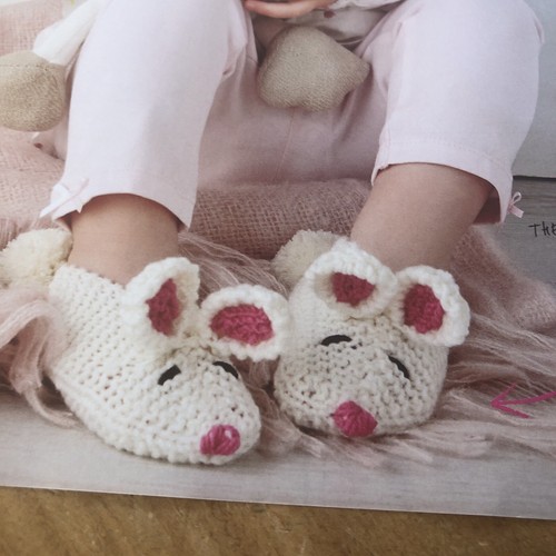 Bunny rabbit slippers knitting - slippers,