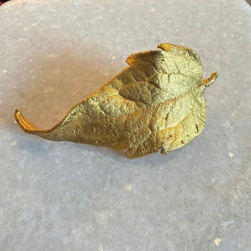 Vintage gold tone leaf - , brooch