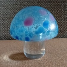 VINTAGE BLUE  PINK IRIDESCENT GLASS MUSHROOM - LIKELY HERON GLASS HEIGHT: 7 CMS