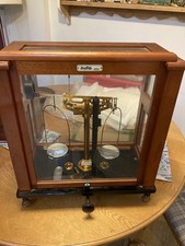 Oertling chemist scales London England in glass /wood case in nice condition