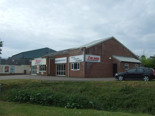Photo 6x4 tyre fitters - fitters, on