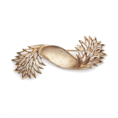 Vtg crown trifari gold tone - trifari,