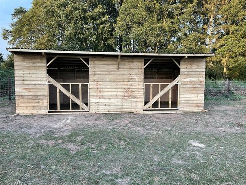 Mobile field shelter stable