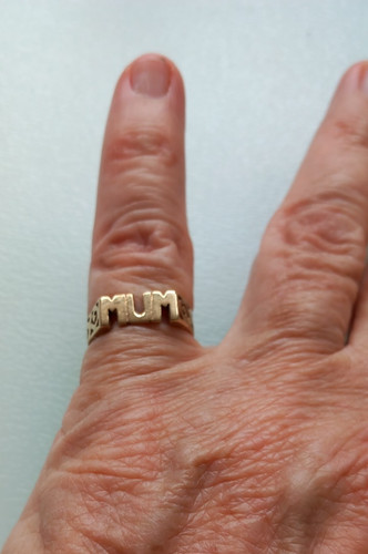 9ct gold mum ring with - 9ct, 'mum'