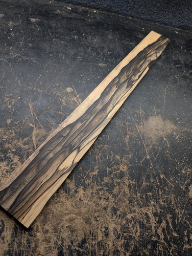 Pale moon ebony - pale, scale