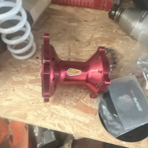 Red talon billet hub - red,