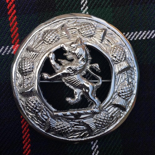 Fly plaid brooch lion - fly,