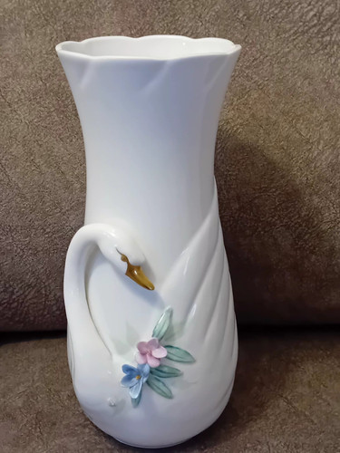 Swan vase with pretty - , flowers
