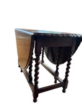 Antique oval table with - table, pie
