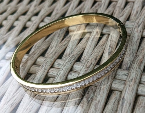 Gold tone metal - gold,