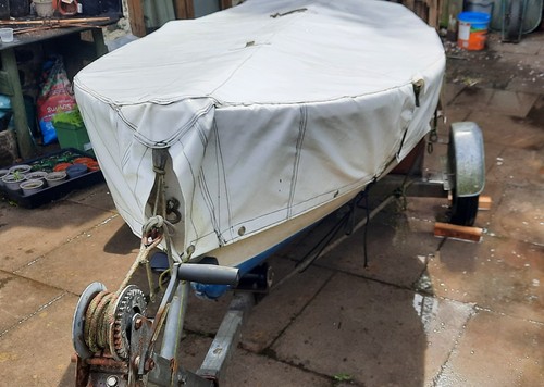Fibreglass sailing dinghy - sailing,