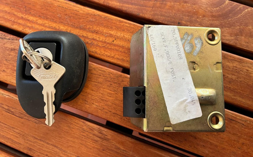 Lock and handle with tailgate - lock,