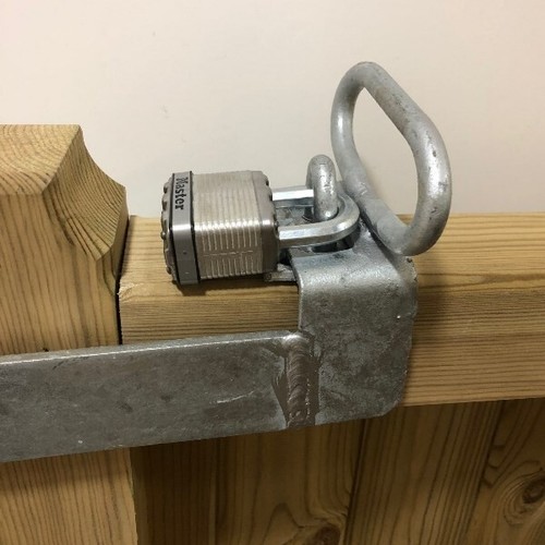 Lockable throw over gate - lockable, throw-over