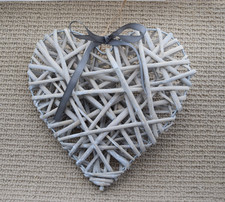 Light grey wicker heart - light,