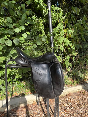 Black monarch dressage - 17.5",